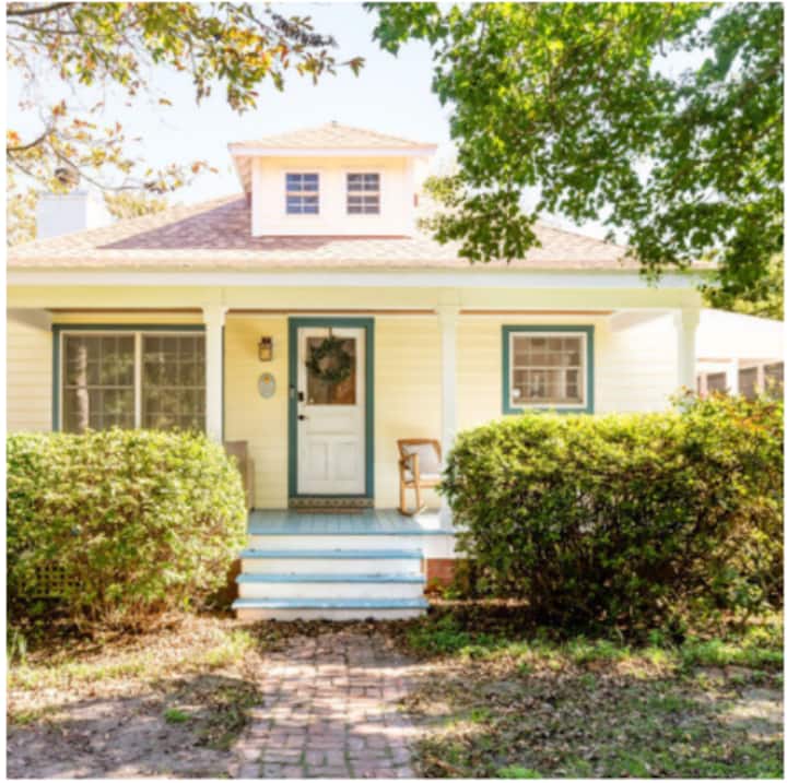 Dog Friendly Fenced Bungalow in Heart of Beaufort
