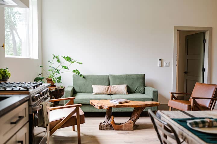 New Designer Boutique Apartment Near Hot Springs