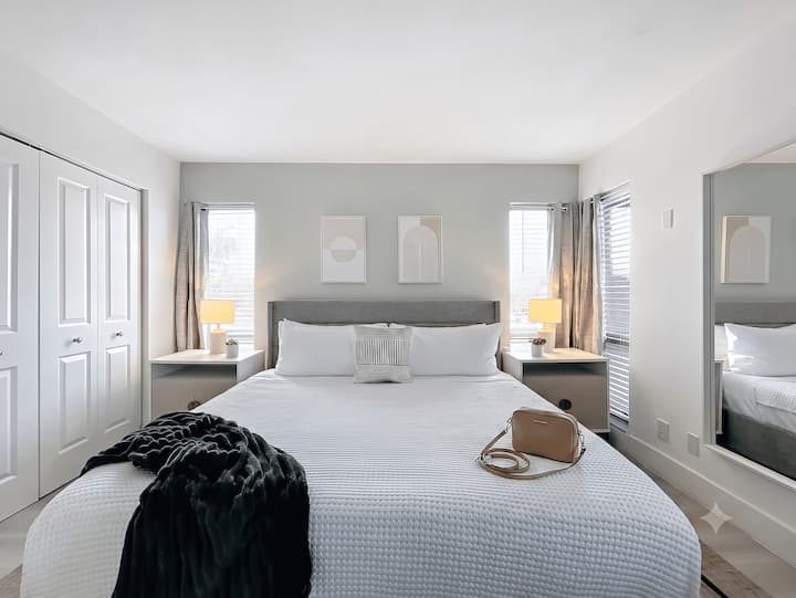 Chic 1BR Oasis: Pool & Modern Luxury