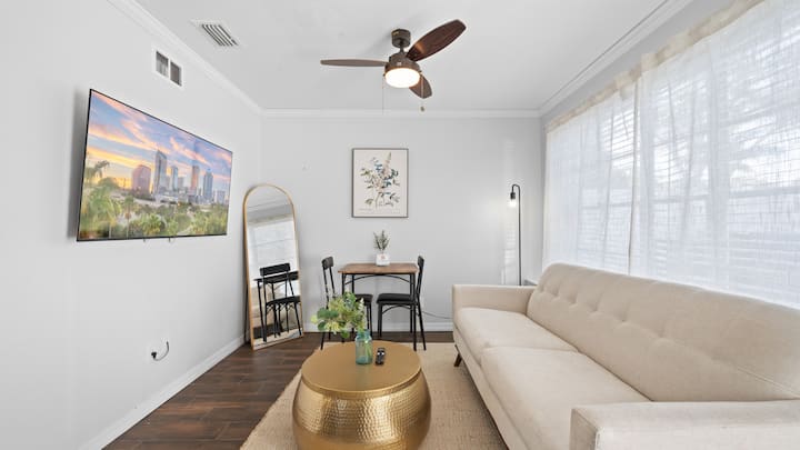 Cottage w/Fully Fence Backyard, Patio + Laundry
