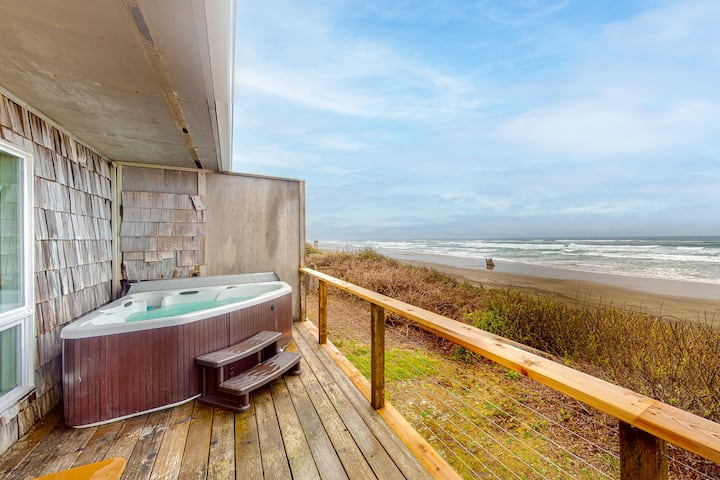 Cape Cod Cottages #9 - Beachfront with Hot Tub!