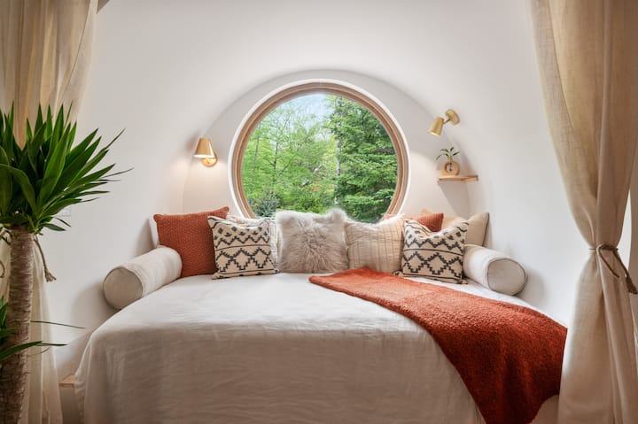 Creekside Couple's Escape w/ Hot Tub Sauna & More!
