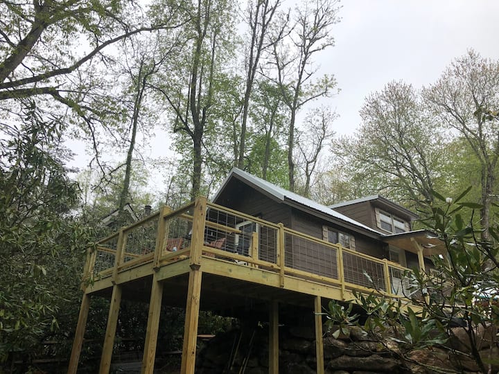 Comfy Creek Side Cottage In Town; Perfect For Two