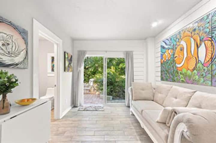 Art Studio Space – Quiet – Walk to Beach