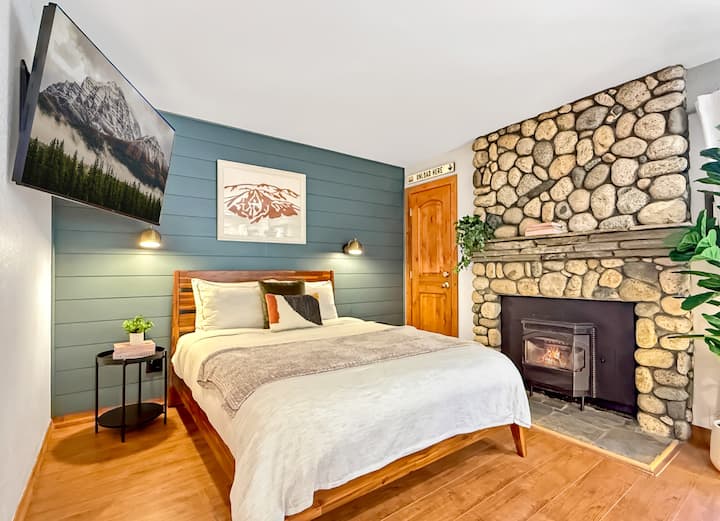 Village Walk • Pool • Hot Tubs • Sauna • Gondola