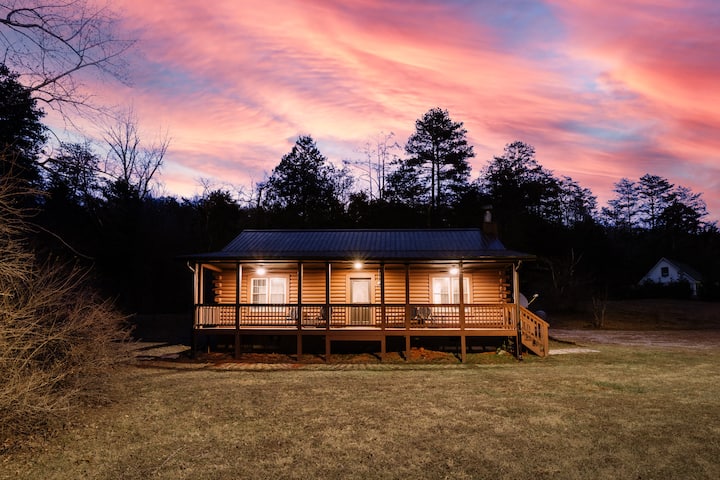 Cozy 2BR Cabin Near Lake Lure Getaway
