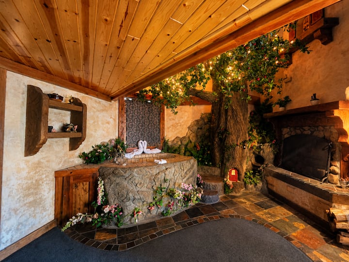 C9:Tree House | Treetop Cottage & Private Spa