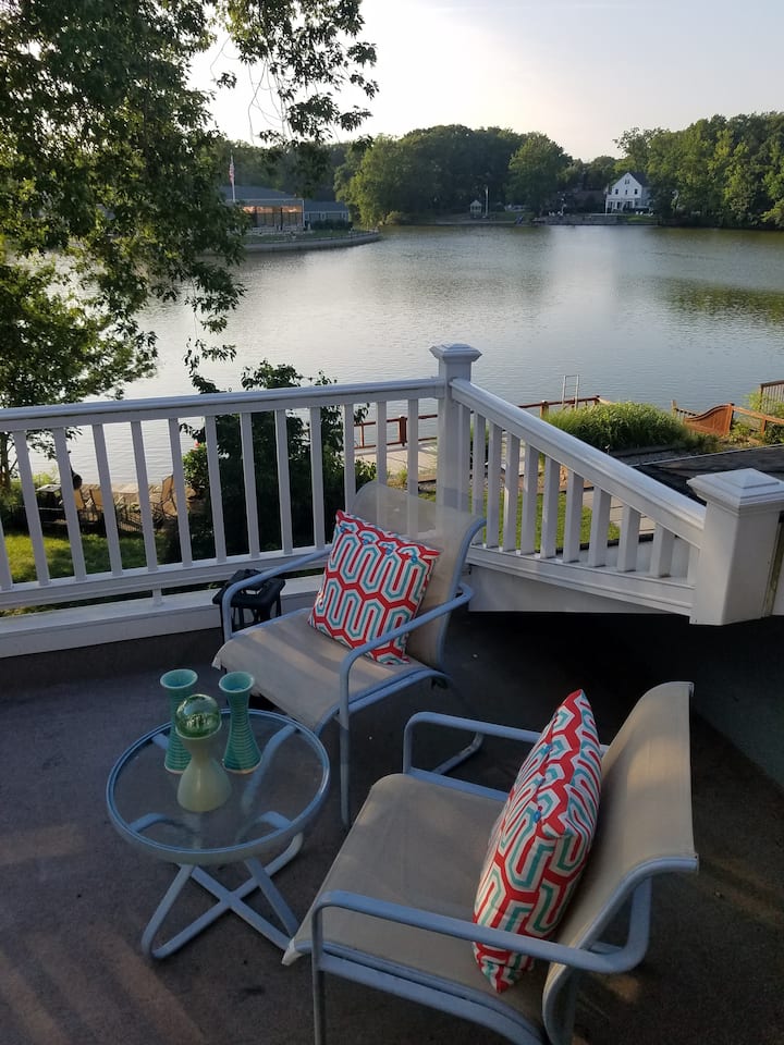 Quiet Loft Like Renovated Lake View Apartment