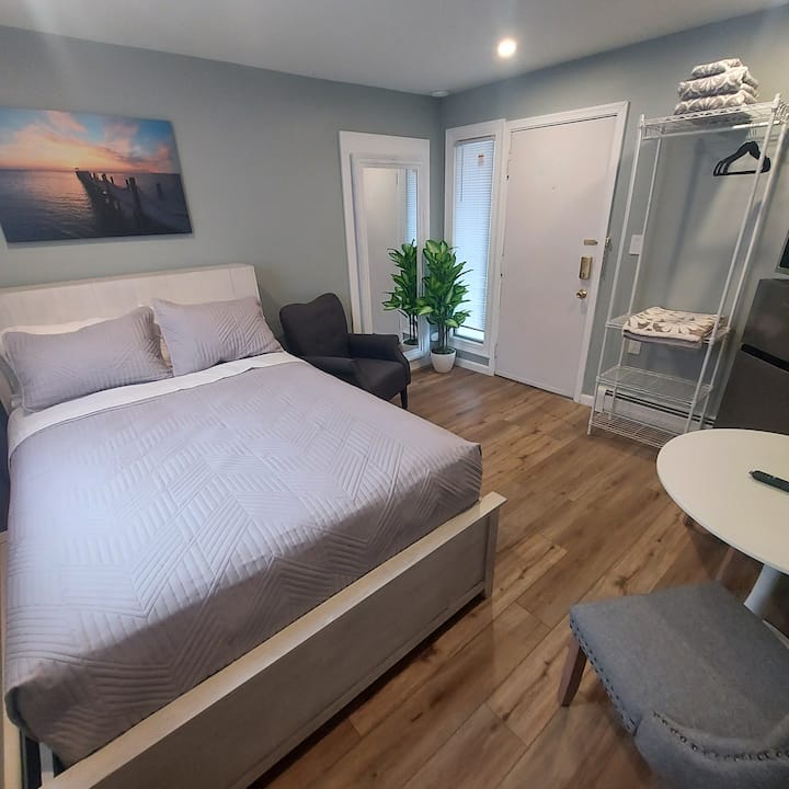 Private room 5 blocks from beach