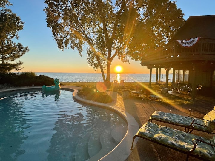 Waterfront-View of Bay from your Bed