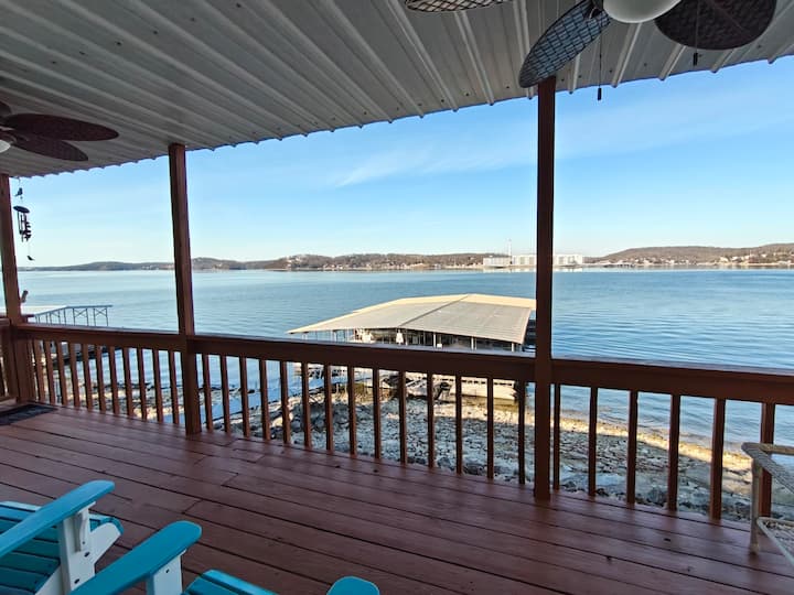 Romantic Lakeshore Retreat - Close to the Lake!