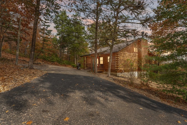 Romantic Couples Cabin + Hot Tub Near Branson