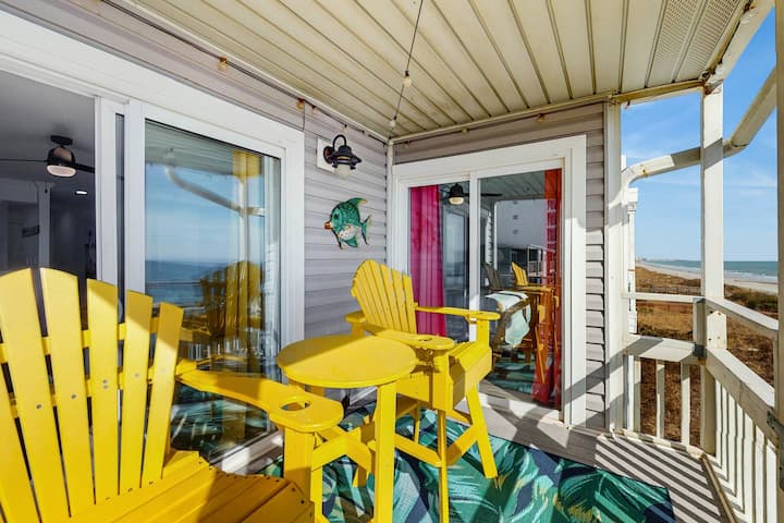 2BR condo with private balcony, W/D & pool