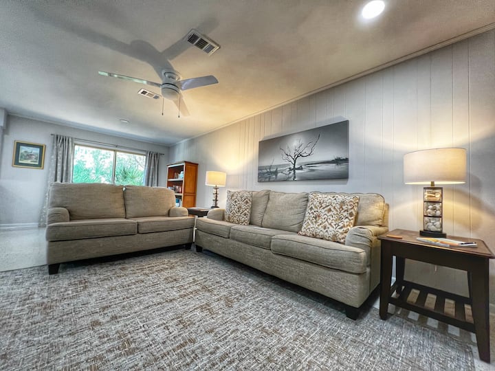 Cute Cottage 3 min walk beach pet friendly