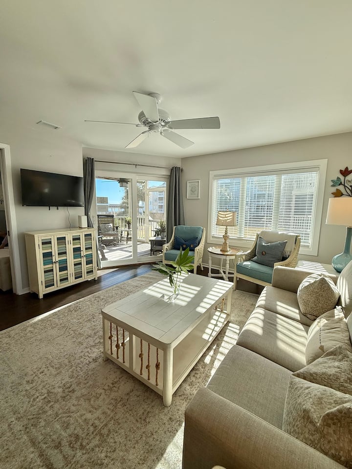 1st-Floor/End-Unit Condo/Ocean Views/Beach Access