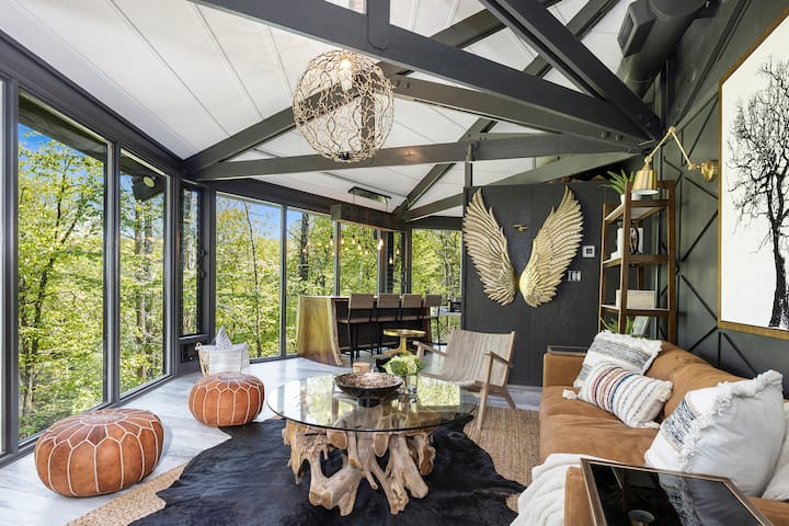 Breathtaking Boutique Treehouse nestled in clouds
