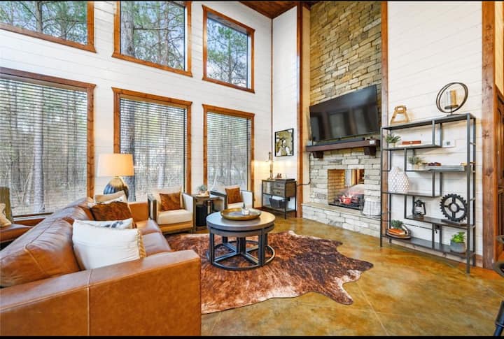 Tranquil Couple's Cabin Private Patio Hot Tub
