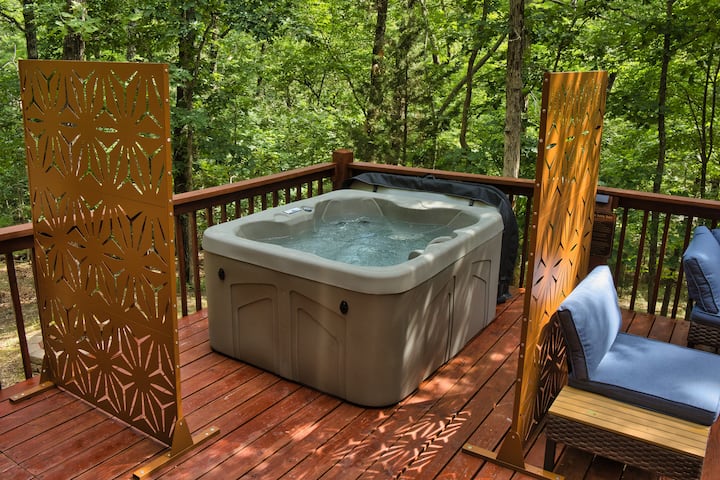 Pet Friendly, family friendly cabin w/ hot tub