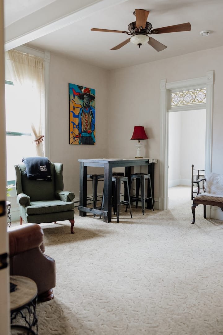 Two Hearts Corner Suite with Mountain Views