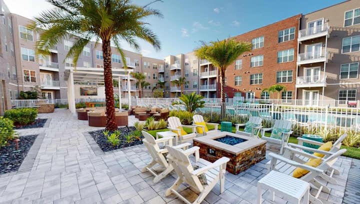 Luxury 1BR + Resort Amenities 6min to Epic and Uni