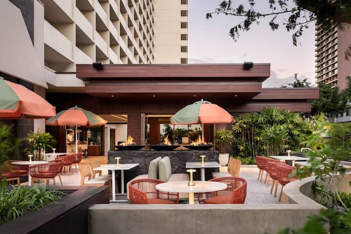 Close to Waikiki Beach + Dining. Rooftop Pool. Gym
