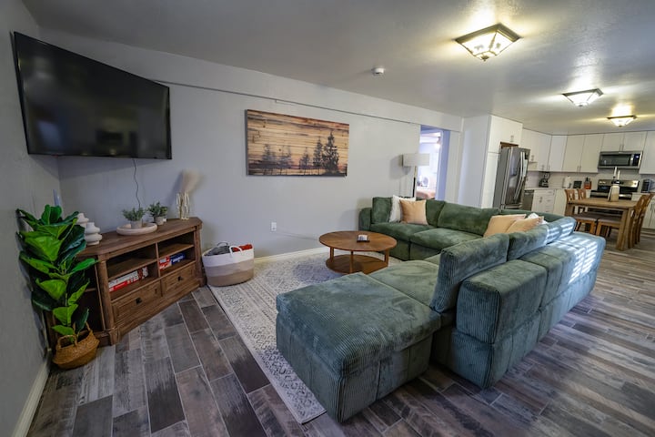 Scenic Mountain Retreat: Walk Downtown + Hot Tub
