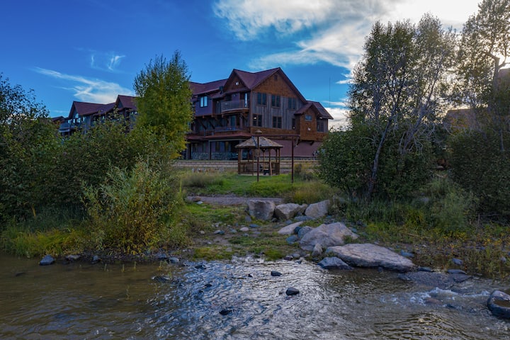 Riverfront Home, walk to Hot Springs & Downtown AC