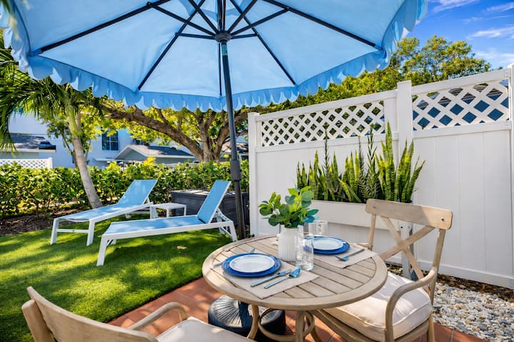Cozy Lido Key Studio Steps to Beach & Kayaking