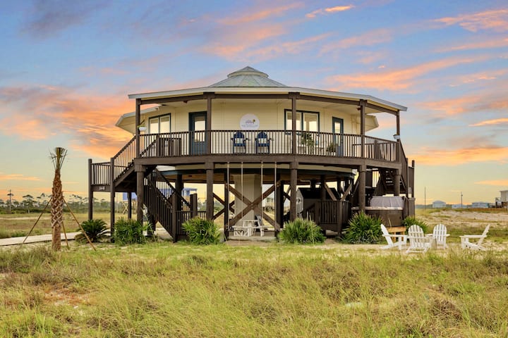 "The Good Life": Hot Tub, RV Pad, Fire-Pit & Beach