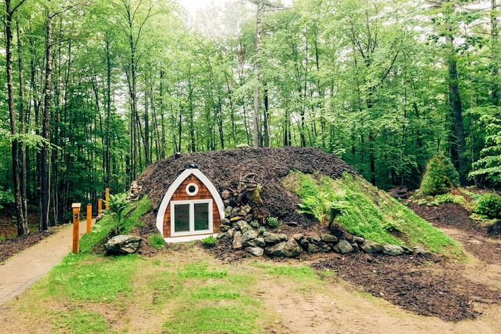 Luxury Year-round Hobbit House w/ private hot tub