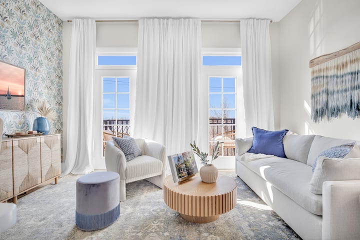 Modern Downtown Condo, Walkable, Free Parking!