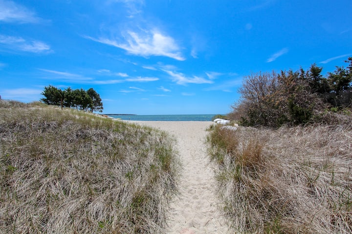 600 ft Walk to Ocean! 2nd floor Renovated Cottage!