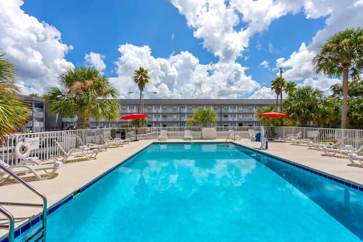 Minutes to Disney World + Free Breakfast & Shuttle