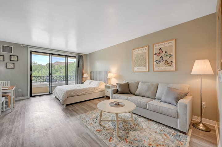 Lake Las Vegas. *NEW* MODERN Studio + pool & lake!