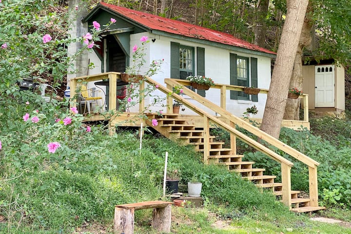 ❤️ Secluded 1940s Romantic Tiny House on the River