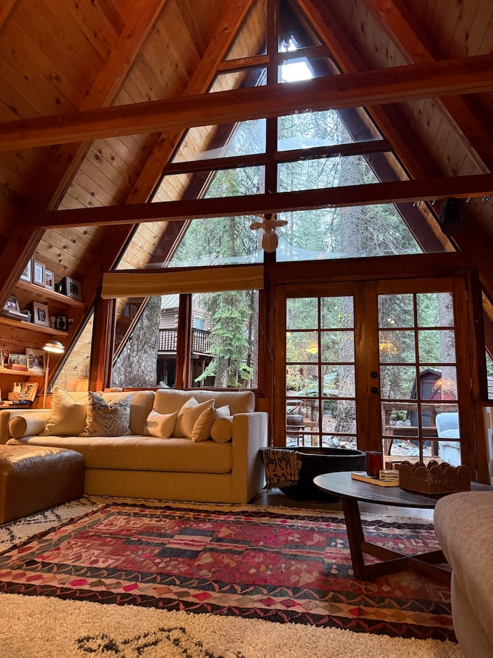 Cozy modern A-Frame (sleeps 6)