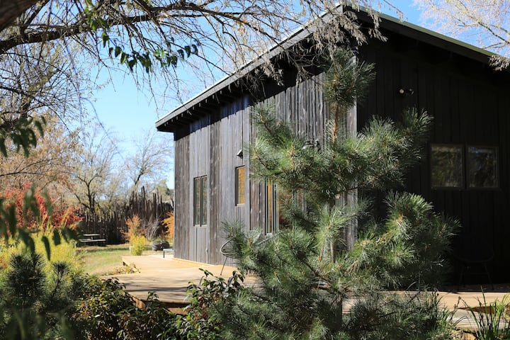 The Treehouse — River, Hot Tub, A/C, EV Charger