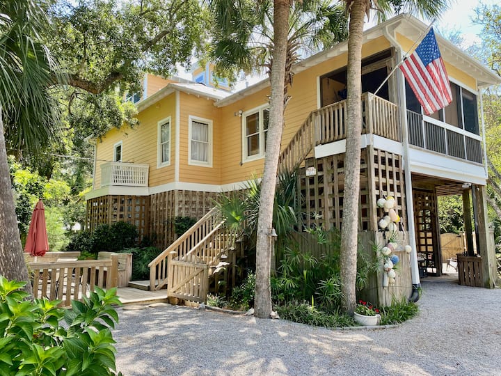 *Folly’s Treehouse* Walk to Beach, Center St, Pier
