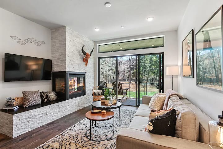 Luxury Condo•River View•Patio•Spa•$0 Cleaning fee