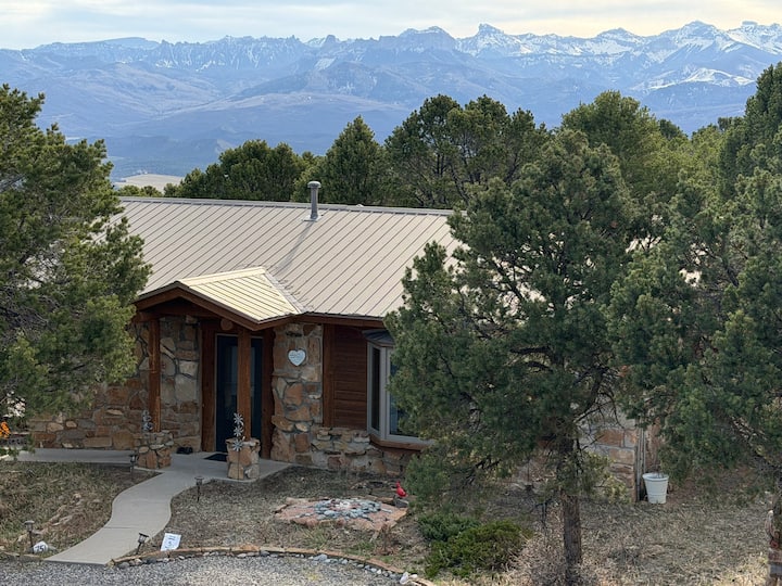 Mountainside cabin, stunning views, spacious