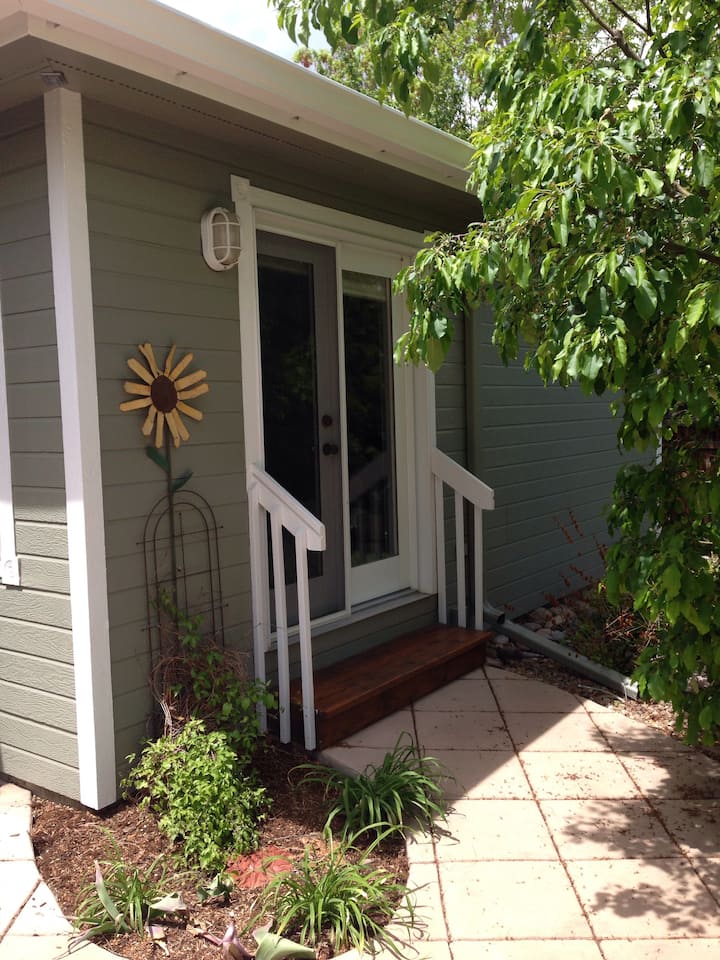 Book summer now! Private entry 1BR; no city taxes