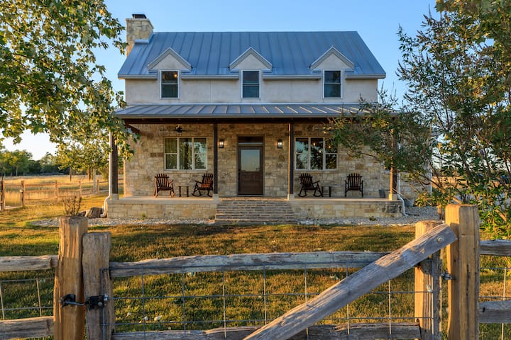 Hill Country Retreat for 2 w/Views & Hot Tub