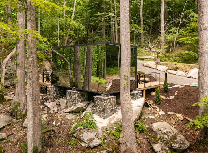 Tiny luxury mirror cabin in mountains + hot tub