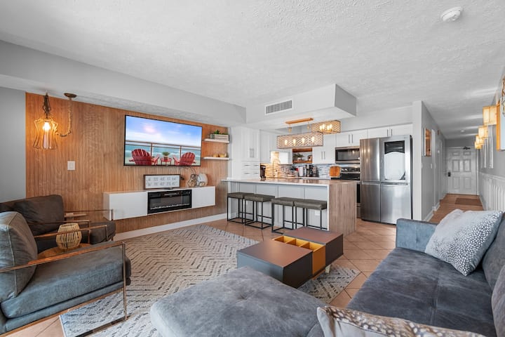 Elegant & Modern Oceanfront Escape- King Bed, Pool