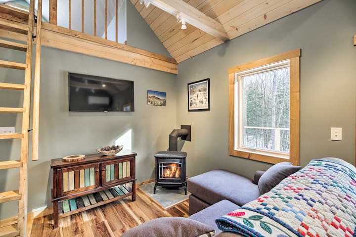 Newly Built Cabin w/ Hot Tub - 16 Mi to Stowe Mtn!