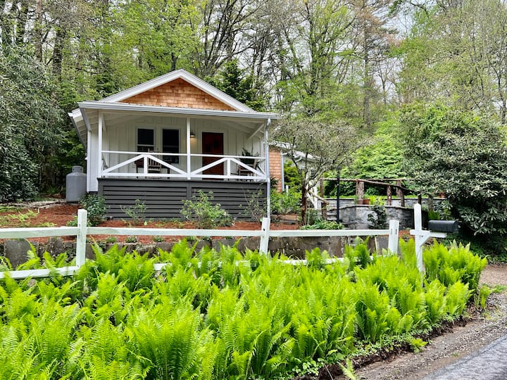 FLY LAKE - A Modern Mirror Lake Cottage