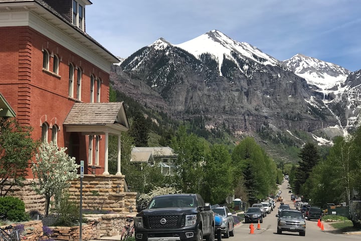 View-tiful and Bright Historic Telluride Studio