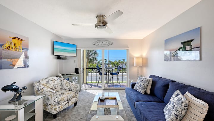 Steps to Siesta Key Beach! Sunset Balcony Views!