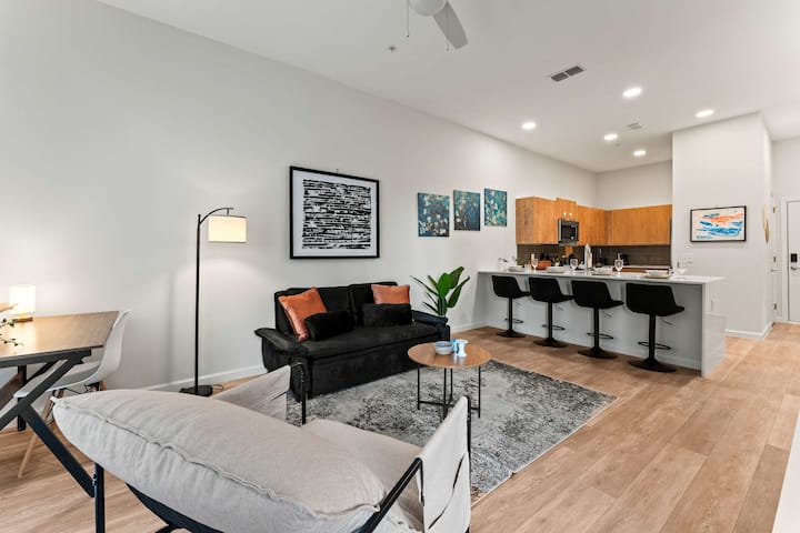 Stylish King Suite with Pool & Gym Near Epic U