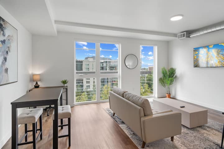 7th Floor Upscale apt•Pool•Gym•
FreeParkng•ConvCtr